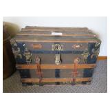 Flat top trunk with tray