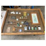 SHOWCASE CONTAINING VINTAGE PURSES,BOTTLES, TINS,