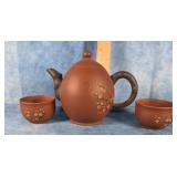 TRADITIONAL CHINESE YIXING CLAY TEAPOT W TWO CUPS