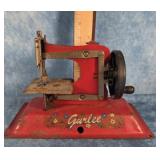 1950 GURLEE JUNIOR MODEL NP-1 TOY SEWING MACHINE
