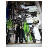 Large Lot of Kitchen Utensils (look like new)