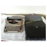 Vintage Royal #590 Holland Typewriter/case