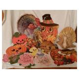 VARIETY OF VINTAGE HOLIDAY DECORATING PAPER ITEMS