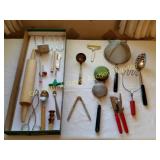 VARIETY OF KITCHEN UTENSILS