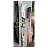 FISCHER CHLIDRENS DOWN HILL SKIS & POLES