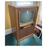 Vintage Raytheon Television in Cabinet, 23'x19'x38'h