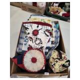 Kitchen Softgoods, 2 Throw Pillows
