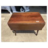 Drop leaf table