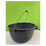 Graniteware pan with handle