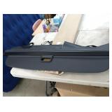 Retractable trunk shielding cargo cover approx