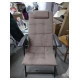 Folding lawn chairwith adjustable back