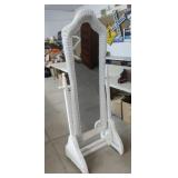 White Wicker Floor Good Condition Aprox 6