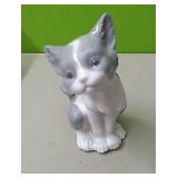 Lladro gray and white cat figurine in box 5"