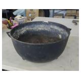 Antique Cast Iron 3 Leg Cauldron /Kettle 2