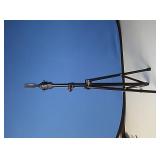 Adjustable tripod for mannequin heads