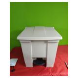 New. Rubbermaid 8 Gallon Step-On Container.  Step
