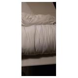 KING SIZE DOWN COMFORTER Color is Bright White