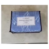 Modern Foliage 4-Piece White Leaf On Blue Double