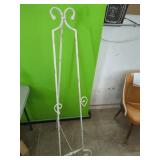 Really Nice Metal Easel.. Adjustable Height
