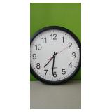 Large Wall Clock  .. works.