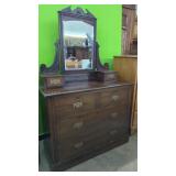 Beautiful Antique Dresser With Mirror.   6 Drawer