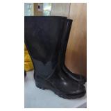 Size 8 Rubber Boots  Has been Used, good