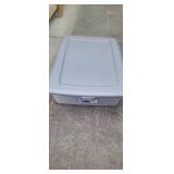 Serilite 28 Qt Underbed Box w/ Lid, *used