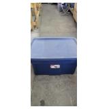 Rubbermaid 31 Gal Tote w/ Lid, Blue*used