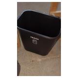 New Rubbermaid Trash Can.  Perfect Size for