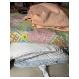 3 Serta pillows and two blankets