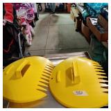 Plastic Hand Held Leaf  Scoops (pick up Leaves)