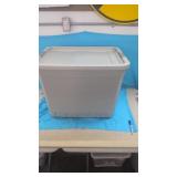 Plastic Tote with lid 27 Gallon ( no damage)