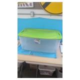 Plastic Tote with lid (crack)