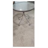 28" Round Glad top Patio Table very nice