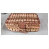 Picnic Basket... very nice condition