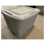 18? Gallon tote with lid