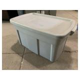 Large Rubbermaid roughneck storage tote with lid