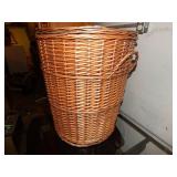 Wicker Basket w/Lid (laundry)