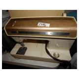 Singer Futura II Model 920 Sewing Machine W/Case