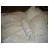 Full Size Machined Quilt, 2 Shams, 2 Pillows