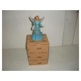 Jim Shore "Welcome To Wonderland"  8 inches tall