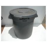 BRUTE RUBBERMAID 10 GAL GARBAGE CAN