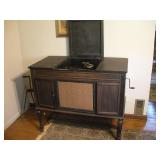 EUREKA VINTAGE CRANK RECORD PLAYER W/ RECORDS