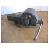 COLUMBIAN 4 IN JAW BENCH VISE 17 IN LONG