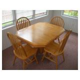 MAPLE DINING ROOM TABLE W/ 4 CHAIRS