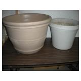 (2) PLASTIC FLOWER POTS 16 & 21 INCH ROUND