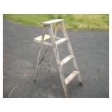 4FT WOODEN STEP LADDER