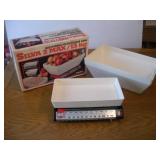 KITCHEN SCALE W/ 2 TRAYS