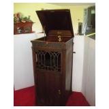 VINTAGE EDISON DISC PHONOGRAPH (WORKS)