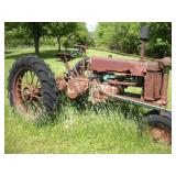 VINTAGE JOHN DEERE FARM TRACTOR W/